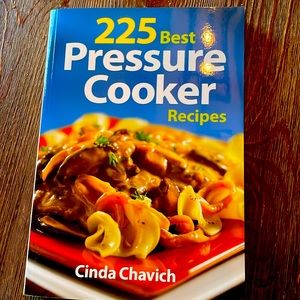 225 pressure cooker recipies by Cinda Chavich. Great gift 🎁